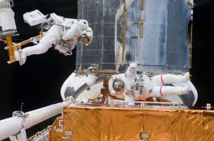 1280px-STS125_EVA3_Feustel_and_Grunsfeld2