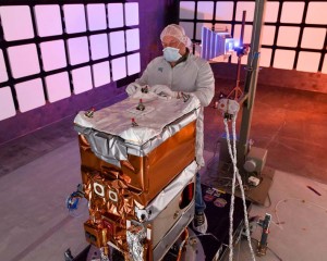 Un steward s'apprête à quitter la terre pour venir apporter les plateaux repas de l'équipage de l'iss