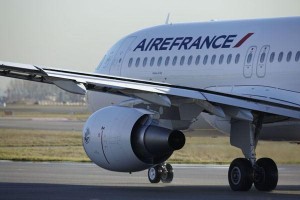 Un avion contrefait facilement reconnaissable grâce au nom de la compagnie aérienne mal orthographié